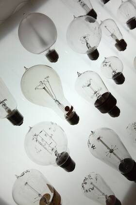 USA,California, Pasadena, Historical designed Light bulbs display in Dibner Hall of the History of Science in Huntington Library,  Copyright: xBrucexYuanyuexBix xDanitaxDelimont US05 BBI0006