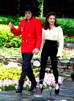 MICHAEL JACKSON & HIS WIFE LISA MARIE PRESLEY.AT NEVERLAND RANCH IN CALIFORNIA..HE OPENED THE RANCH TO HUNDREDS OF CHILDREN SUPPORTED BY HIS CHARITY WORLD CHILDREN .CREDIT: ALL ACTION IPOL GLOBE PHOTOS, INC.1193AA. - ZUMAg49_ 20090625_zaf_g49_120