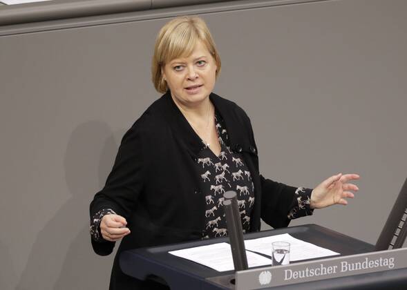 Berlin, 25.11.2016, Bundestag Plenum, Große Koalition verabschiedet Haushalt 2017, Dr. Gesine Lötzsch (DIE LINKE)
