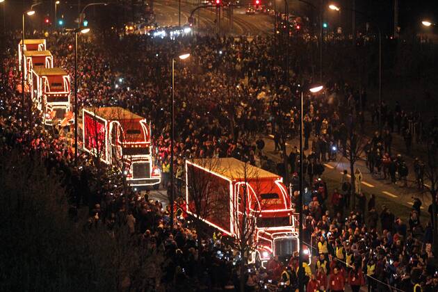 Coca-Cola-Trucks rollen durch Essen Coca-Cola Weihnachtstour 2016 Trucks der Coca-Cola Weihnachtstour 2016 in Essen. Die Show hat einige Tausend Besucher angelockt. Essen Nordrhein-Westfalen Deutschland Berthold-Beitz-Boulevard