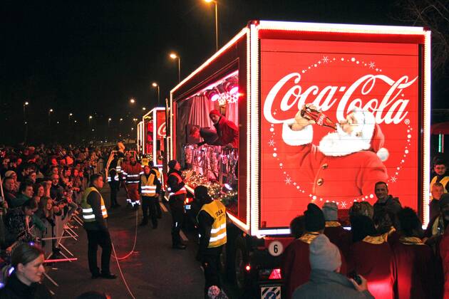 Globale Marken, Coca Cola Coca-Cola Weihnachtstour 2016 Trucks der Coca-Cola Weihnachtstour 2016 in Essen. Die Show hat laut Angaben der Polizei 10000 Besucher angelockt und verlief friedlich ohne negative Vorkommnisse. Essen Nordrhein-Westfalen Deutschland Berthold-Beitz-Boulevard