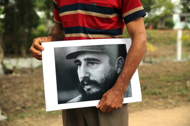 A man holds a picture of Fidel as he awaits a caravan carrying the ashes of former President Fidel Castro in Jatibonico, Cuba, 01 December 2016. The caravan left Havana to make the reverse itinerary that the Cuban Revolution leader made back in 1959, and will reach Santiago de Cuba for the funeral of Castro at his hometown. THE ASHES OF FIDEL CASTRO HEAD TO SANTIAGO !ACHTUNG: NUR REDAKTIONELLE NUTZUNG!  CUB001 20161201-636162267938293992