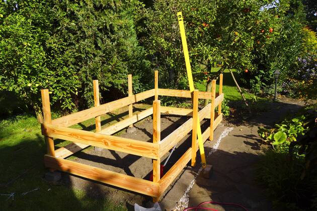 Eigenbau eines Hochbeetes, Deutschland, Nordrhein-Westfalen building a raised-bed gardening, Germany, North Rhine-Westphalia BLWS440930 Copyright: xblickwinkel E.xTeisterx