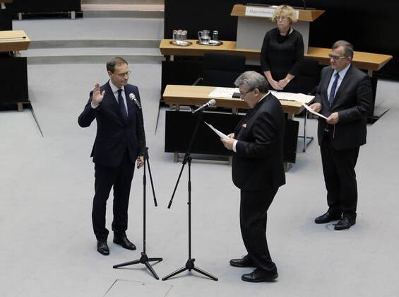 Themen der Woche Bilder des Tages Michael Müller, SPD (L.), Plenarsitzung mit der Wahl des Regierenden Bürgermeisters im Abgeordnetenhaus. Deutschland, Berlin, 08.12.2016