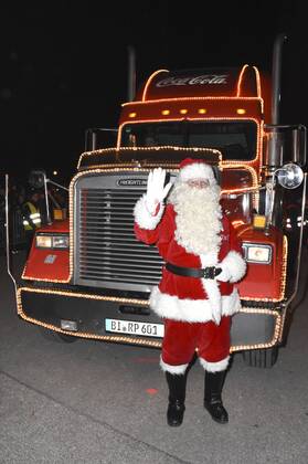 Der Weihnachtsmann bei der Coca-Cola Weihnachtstrucks Tour 2016 im Olympiapark. München, 17.12.2016 Foto:xP.xSchönbergerx xFuturexImage
