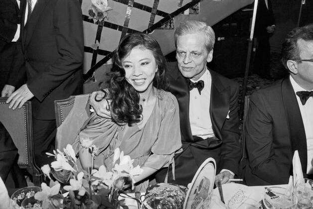 Der deutsche Schauspieler Klaus Kinski mit Ehefrau Minhoi beim Deutschen Filmball am 15.01.1979 in München, Deutschland 1970er Jahre. German actor Klaus Kinski with his wife Minhoi at the Deutscher Filmball on January 15th 1979 at Munich, Germany 1970s. 24x36swNegV142 Deutscher Filmball 1979 Copyright: HeinzxBrowers UnitedArchives2008745