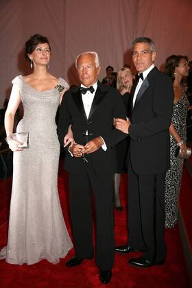 METROPOLITAN MUSEUM OF ART COSTUME INSTITUTE GALA.SUPERHEROES.METROPOLITAN MUSEUM OF ART, NYC.MAY 5, 08.PHOTOS BY SONIA MOSKOWITZ, GLOBE PHOTOS INC, 2008.JULIA ROBERTS , ARMANI AND GEORGE CLOONEY.K58813SMO - ZUMAms4_ 20080505_zaf_ms4_049