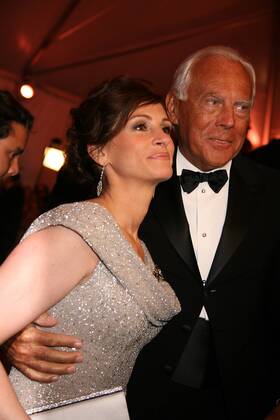METROPOLITAN MUSEUM OF ART COSTUME INSTITUTE GALA.SUPERHEROES.METROPOLITAN MUSEUM OF ART, NYC.MAY 5, 08.PHOTOS BY SONIA MOSKOWITZ, GLOBE PHOTOS INC, 2008.JULIA ROBERTS AND GIORGIO ARMANI.K58813SMO.JULIA ROBERTS GIORGIO ARMANI - ZUMAms4_ 20080505_zaf_ms4_056