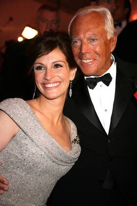 METROPOLITAN MUSEUM OF ART COSTUME INSTITUTE GALA.SUPERHEROES.METROPOLITAN MUSEUM OF ART, NYC.MAY 5, 08.PHOTOS BY SONIA MOSKOWITZ, GLOBE PHOTOS INC, 2008.JULIA ROBERTS AND GIORGIO ARMANI.K58813SMO.JULIA ROBERTS GIORGIO ARMANI - ZUMAms4_ 20080505_zaf_ms4_060