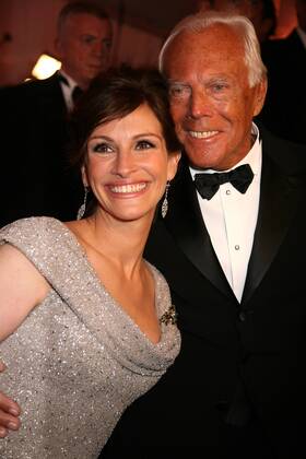 METROPOLITAN MUSEUM OF ART COSTUME INSTITUTE GALA.SUPERHEROES.METROPOLITAN MUSEUM OF ART, NYC.MAY 5, 08.PHOTOS BY SONIA MOSKOWITZ, GLOBE PHOTOS INC, 2008.JULIA ROBERTS AND GIORGIO ARMANI.K58813SMO.JULIA ROBERTS GIORGIO ARMANI - ZUMAms4_ 20080505_zaf_ms4_061
