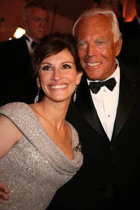 METROPOLITAN MUSEUM OF ART COSTUME INSTITUTE GALA.SUPERHEROES.METROPOLITAN MUSEUM OF ART, NYC.MAY 5, 08.PHOTOS BY SONIA MOSKOWITZ, GLOBE PHOTOS INC, 2008.JULIA ROBERTS AND GIORGIO ARMANI.K58813SMO.JULIA ROBERTS GIORGIO ARMANI - ZUMAms4_ 20080505_zaf_ms4_062