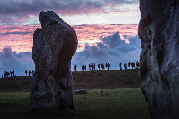 Bilder des Tages December 21, 2016 - Avebury, Wiltshire, UK - Avebury,Wiltshire UK. Crowds gather to watch the sunrise on the winter solstice, the shortest day of the year at Avebury Neolithic Stone Circle. Avebury UK  - ZUMAl94_ 20161221_zaf_l94_005