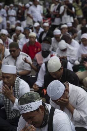 January 16, 2017 - South Jakarta, Jakarta, Indonesia - Jakarta, 16 january 2017 : Islam Front Defender held demonstration in front of Indonesian Police to report West Java .Chief of Police Anton Charliyan, demanded removal and legal process for allegedly protecting thuggery and .criminalizing ulemas. The demonstration named 161 action which held peacefully although having heavy guard.by the police. South Jakarta Indonesia - ZUMAh128 20170116_zap_h128_001