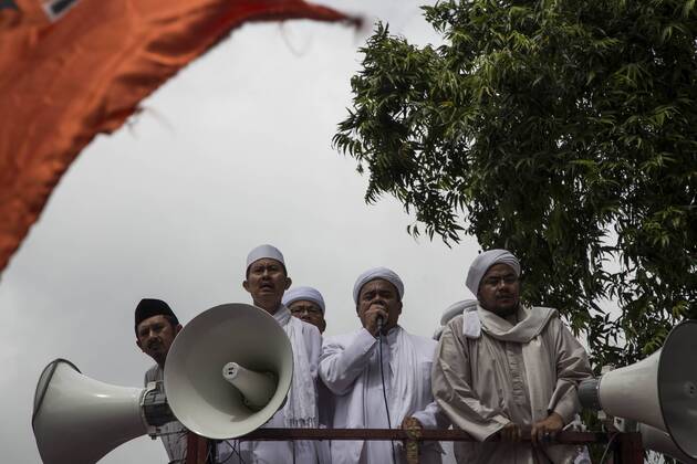 January 16, 2017 - South Jakarta, Jakarta, Indonesia - Jakarta, 16 january 2017 : Islam Front Defender held demonstration in front of Indonesian Police to report West Java .Chief of Police Anton Charliyan, demanded removal and legal process for allegedly protecting thuggery and .criminalizing ulemas. The demonstration named 161 action which held peacefully although having heavy guard.by the police. South Jakarta Indonesia - ZUMAh128 20170116_zap_h128_002