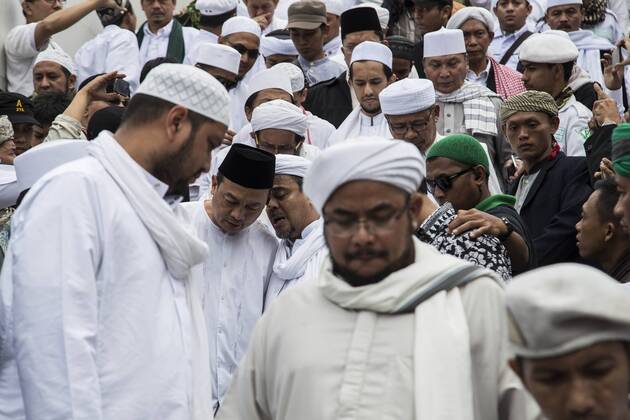 January 16, 2017 - South Jakarta, Jakarta, Indonesia - Jakarta, 16 january 2017 : Islam Front Defender held demonstration in front of Indonesian Police to report West Java .Chief of Police Anton Charliyan, demanded removal and legal process for allegedly protecting thuggery and .criminalizing ulemas. The demonstration named 161 action which held peacefully although having heavy guard.by the police. South Jakarta Indonesia - ZUMAh128 20170116_zap_h128_003