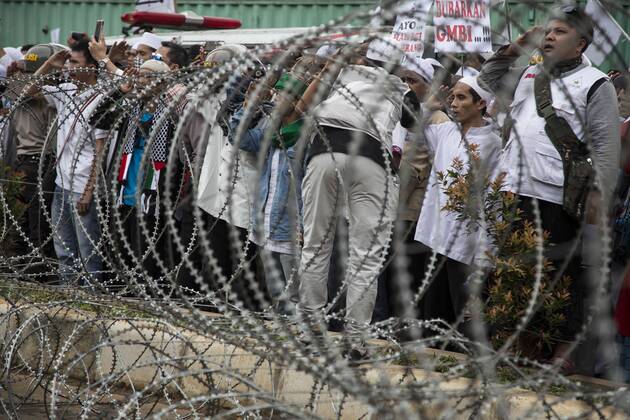 January 16, 2017 - South Jakarta, Jakarta, Indonesia - Jakarta, 16 january 2017 : Islam Front Defender held demonstration in front of Indonesian Police to report West Java .Chief of Police Anton Charliyan, demanded removal and legal process for allegedly protecting thuggery and .criminalizing ulemas. The demonstration named 161 action which held peacefully although having heavy guard.by the police. South Jakarta Indonesia - ZUMAh128 20170116_zap_h128_004