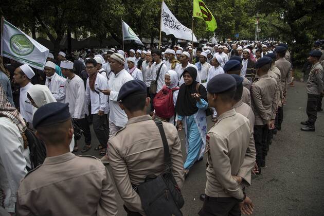 January 16, 2017 - South Jakarta, Jakarta, Indonesia - Jakarta, 16 january 2017 : Islam Front Defender held demonstration in front of Indonesian Police to report West Java .Chief of Police Anton Charliyan, demanded removal and legal process for allegedly protecting thuggery and .criminalizing ulemas. The demonstration named 161 action which held peacefully although having heavy guard.by the police. South Jakarta Indonesia - ZUMAh128 20170116_zap_h128_006
