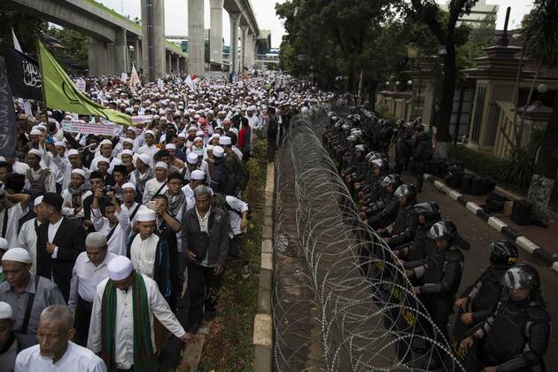 January 16, 2017 - South Jakarta, Jakarta, Indonesia - Jakarta, 16 january 2017 : Islam Front Defender held demonstration in front of Indonesian Police to report West Java .Chief of Police Anton Charliyan, demanded removal and legal process for allegedly protecting thuggery and .criminalizing ulemas. The demonstration named 161 action which held peacefully although having heavy guard.by the police. South Jakarta Indonesia - ZUMAh128 20170116_zap_h128_005