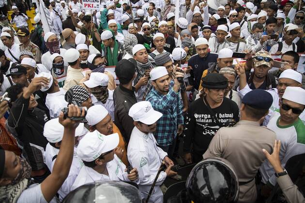 January 16, 2017 - South Jakarta, Jakarta, Indonesia - Jakarta, 16 january 2017 : Islam Front Defender held demonstration in front of Indonesian Police to report West Java .Chief of Police Anton Charliyan, demanded removal and legal process for allegedly protecting thuggery and .criminalizing ulemas. The demonstration named 161 action which held peacefully although having heavy guard.by the police. South Jakarta Indonesia - ZUMAh128 20170116_zap_h128_008
