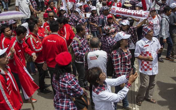 January 17, 2017 - South Jakarta, Jakarta, Indonesia - Jakarta, 17 January 2017 : As BASUKI TJAHAJA PURNAMA (knwon as AHOK) trial continue on the 6th time at Indonesian Agriculture Ministry office at South Jakarta, the demonstration also held outside the court. Heavy guarded by the police, both side of Pro and Anti AHOK express their opinion. The demonstration held peacefully untill the end without clash from both side. South Jakarta Indonesia - ZUMAh128 20170117_zap_h128_002