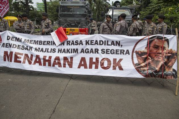 January 17, 2017 - South Jakarta, Jakarta, Indonesia - Jakarta, 17 January 2017 : As BASUKI TJAHAJA PURNAMA (knwon as AHOK) trial continue on the 6th time at Indonesian Agriculture Ministry office at South Jakarta, the demonstration also held outside the court. Heavy guarded by the police, both side of Pro and Anti AHOK express their opinion. The demonstration held peacefully untill the end without clash from both side. South Jakarta Indonesia - ZUMAh128 20170117_zap_h128_004