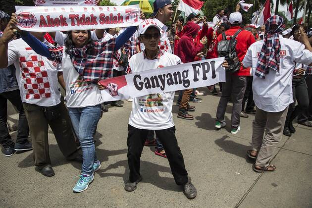 January 17, 2017 - South Jakarta, Jakarta, Indonesia - Jakarta, 17 January 2017 : As BASUKI TJAHAJA PURNAMA (knwon as AHOK) trial continue on the 6th time at Indonesian Agriculture Ministry office at South Jakarta, the demonstration also held outside the court. Heavy guarded by the police, both side of Pro and Anti AHOK express their opinion. The demonstration held peacefully untill the end without clash from both side. South Jakarta Indonesia - ZUMAh128 20170117_zap_h128_011