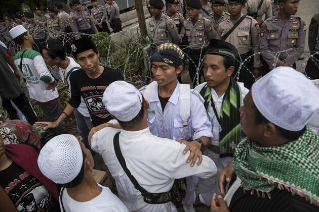 January 17, 2017 - South Jakarta, Jakarta, Indonesia - Jakarta, 17 January 2017 : As BASUKI TJAHAJA PURNAMA (knwon as AHOK) trial continue on the 6th time at Indonesian Agriculture Ministry office at South Jakarta, the demonstration also held outside the court. Heavy guarded by the police, both side of Pro and Anti AHOK express their opinion. The demonstration held peacefully untill the end without clash from both side. South Jakarta Indonesia - ZUMAh128 20170117_zap_h128_012