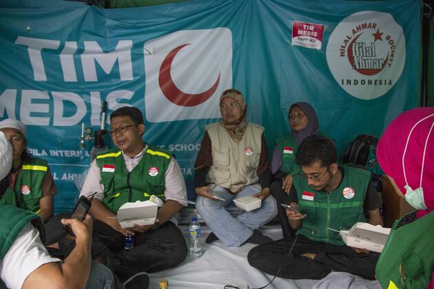 January 17, 2017 - South Jakarta, Jakarta, Indonesia - Jakarta, 17 January 2017 : As BASUKI TJAHAJA PURNAMA (knwon as AHOK) trial continue on the 6th time at Indonesian Agriculture Ministry office at South Jakarta, the demonstration also held outside the court. Heavy guarded by the police, both side of Pro and Anti AHOK express their opinion. The demonstration held peacefully untill the end without clash from both side. South Jakarta Indonesia - ZUMAh128 20170117_zap_h128_013