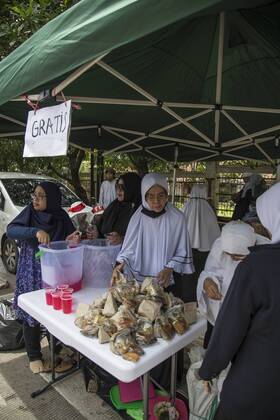 January 17, 2017 - South Jakarta, Jakarta, Indonesia - Jakarta, 17 January 2017 : As BASUKI TJAHAJA PURNAMA (knwon as AHOK) trial continue on the 6th time at Indonesian Agriculture Ministry office at South Jakarta, the demonstration also held outside the court. Heavy guarded by the police, both side of Pro and Anti AHOK express their opinion. The demonstration held peacefully untill the end without clash from both side. South Jakarta Indonesia - ZUMAh128 20170117_zap_h128_014