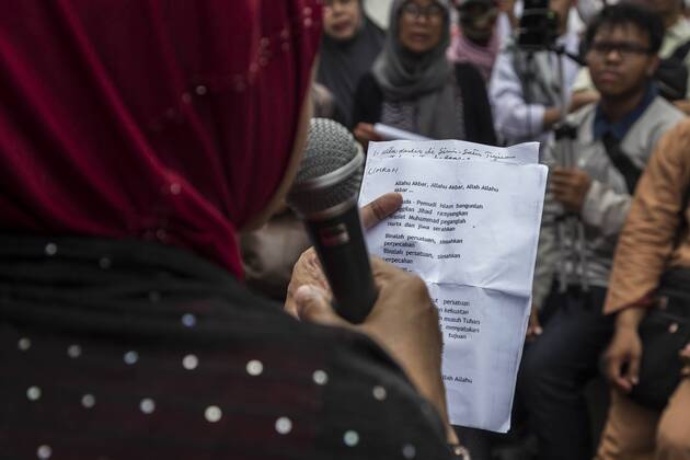 January 17, 2017 - South Jakarta, Jakarta, Indonesia - Jakarta, 17 January 2017 : As BASUKI TJAHAJA PURNAMA (knwon as AHOK) trial continue on the 6th time at Indonesian Agriculture Ministry office at South Jakarta, the demonstration also held outside the court. Heavy guarded by the police, both side of Pro and Anti AHOK express their opinion. The demonstration held peacefully untill the end without clash from both side. South Jakarta Indonesia - ZUMAh128 20170117_zap_h128_015