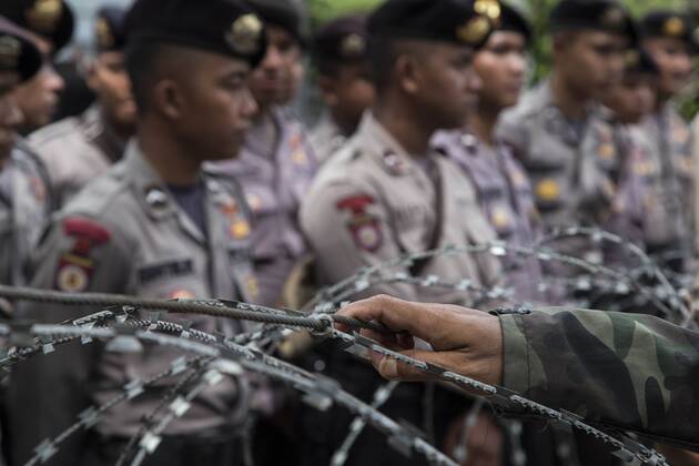 January 17, 2017 - South Jakarta, Jakarta, Indonesia - Jakarta, 17 January 2017 : As BASUKI TJAHAJA PURNAMA (knwon as AHOK) trial continue on the 6th time at Indonesian Agriculture Ministry office at South Jakarta, the demonstration also held outside the court. Heavy guarded by the police, both side of Pro and Anti AHOK express their opinion. The demonstration held peacefully untill the end without clash from both side. South Jakarta Indonesia - ZUMAh128 20170117_zap_h128_018