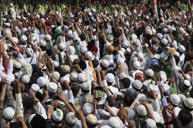 January 23, 2017 - South Jakarta, Jakarta, Indonesia - Jakarta, 23 January 2017.Thousands of Muslims gathered in front of Jakarta Police Head Quarters guarding the calling of their leader Habib RIEZEQ for questioning regarding his statement about the mocking to State New Money symbol that said look like symbol of Communist. South Jakarta Indonesia - ZUMAh128 20170123_zap_h128_003