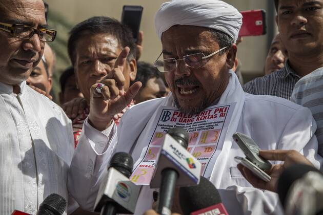 January 23, 2017 - South Jakarta, Jakarta, Indonesia - Jakarta, 23 January 2017.Thousands of Muslims gathered in front of Jakarta Police Head Quarters guarding the calling of their leader Habib RIEZEQ for questioning regarding his statement about the mocking to State New Money symbol that said look like symbol of Communist. South Jakarta Indonesia - ZUMAh128 20170123_zap_h128_004