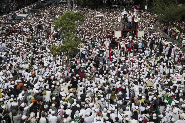 January 23, 2017 - South Jakarta, Jakarta, Indonesia - Jakarta, 23 January 2017.Thousands of Muslims gathered in front of Jakarta Police Head Quarters guarding the calling of their leader Habib RIEZEQ for questioning regarding his statement about the mocking to State New Money symbol that said look like symbol of Communist. South Jakarta Indonesia - ZUMAh128 20170123_zap_h128_005