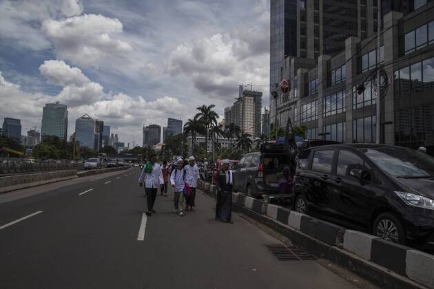 January 23, 2017 - South Jakarta, Jakarta, Indonesia - Jakarta, 23 January 2017.Thousands of Muslims gathered in front of Jakarta Police Head Quarters guarding the calling of their leader Habib RIEZEQ for questioning regarding his statement about the mocking to State New Money symbol that said look like symbol of Communist. South Jakarta Indonesia - ZUMAh128 20170123_zap_h128_017