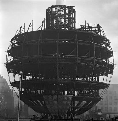 04.05.1968, Berlin, Deutsche Demokratische Republik (DDR) - Geruest zur Vormontage der Turmkugel des Fernsehturm am Alexanderplatz. (QF, HF, europäisch, Gebäude, Städtebau, Gerüst, Kugelgerüst) 00S680504A003.JPG MODEL RELEASE: NOT APPLICABLE, PROPERTY RELEASE: NO MR:Y