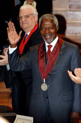 Oct. 12, 2005 - Lisbon, Portugal - 20051012: LISBON, PORTUGAL United Nations General Secretary Kofi Annan was honoured by University Nova of Lisbon with the Honoris Causa degree due to his contribution on help of man kind in terms of human rights, cultural values and defense of world-wide patrimony. Portuguese President Jorge Sampaio, Minister of Cience Jose Mariano Gago and Foreign Affair Minister Diogo Freitas do Amaral, as godfather of Kofi Annan attended the ceremony. In picture Kofi Annan and Diogo Freitas do Amaral. .K45521. ALVARO ISIDORO LisbonFILES 2005. - ZUMAg49_ 20051012_gaf_g49_215 Copyright: xGlobexPhotosx