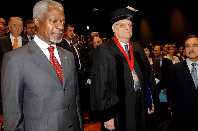 Oct. 12, 2005 - Lisbon, Portugal - 20051012: LISBON, PORTUGAL United Nations General Secretary Kofi Annan was honoured by University Nova of Lisbon with the Honoris Causa degree due to his contribution on help of man kind in terms of human rights, cultural values and defense of world-wide patrimony. Portuguese President Jorge Sampaio, Minister of Cience Jose Mariano Gago and Foreign Affair Minister Diogo Freitas do Amaral, as godfather of Kofi Annan attended the ceremony. In picture Kofi Annan and Diogo Freitas do Amaral. .K45521. ALVARO ISIDORO LisbonFILES 2005. - ZUMAg49_ 20051012_gaf_g49_217 Copyright: xGlobexPhotosx