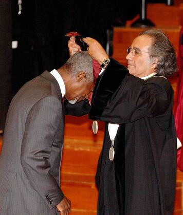 Oct. 12, 2005 - Lisbon, Portugal - 20051012: LISBON, PORTUGAL United Nations General Secretary Kofi Annan was honoured by University Nova of Lisbon with the Honoris Causa degree due to his contribution on help of man kind in terms of human rights, cultural values and defense of world-wide patrimony. Portuguese President Jorge Sampaio, Minister of Cience Jose Mariano Gago and Foreign Affair Minister Diogo Freitas do Amaral, as godfather of Kofi Annan attended the ceremony. In picture Kofi Annan and Professor Leopoldo Jose Martinho Guimaraes, University rector. .K45521. ALVARO ISIDORO LisbonFILES 2005. - ZUMAg49_ 20051012_gaf_g49_218 Copyright: xGlobexPhotosx