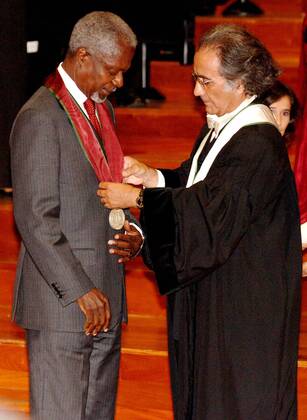 Oct. 12, 2005 - Lisbon, Portugal - 20051012: LISBON, PORTUGAL United Nations General Secretary Kofi Annan was honoured by University Nova of Lisbon with the Honoris Causa degree due to his contribution on help of man kind in terms of human rights, cultural values and defense of world-wide patrimony. Portuguese President Jorge Sampaio, Minister of Cience Jose Mariano Gago and Foreign Affair Minister Diogo Freitas do Amaral, as godfather of Kofi Annan attended the ceremony. In picture Kofi Annan and Professor Leopoldo Jose Martinho Guimaraes, University rector. .K45521. ALVARO ISIDORO LisbonFILES 2005. - ZUMAg49_ 20051012_gaf_g49_219 Copyright: xGlobexPhotosx