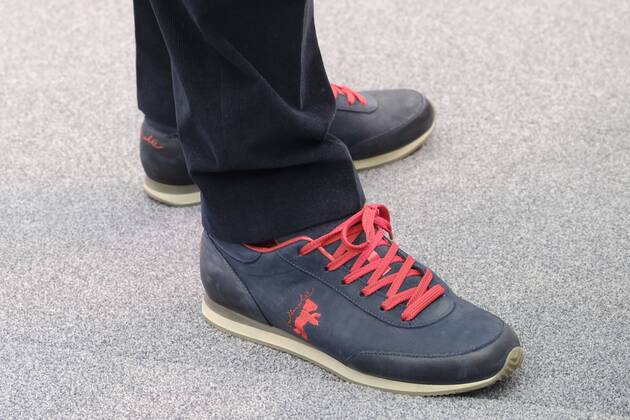 Schuhe mit Berlinale-Logo an den Füssen von Berlinale-Direktor Dieter Kosslick während der Programmpressekonferenz anlässlich des bevorstehenden Internationalen Filmfestivals in Berlin Pressekonferenz zur Berlinale 2017 in Berlin