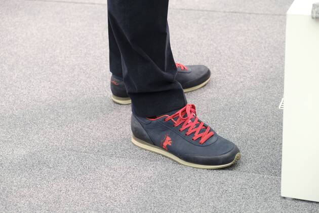 Schuhe mit Berlinale-Logo an den Füssen von Berlinale-Direktor Dieter Kosslick während der Programmpressekonferenz anlässlich des bevorstehenden Internationalen Filmfestivals in Berlin Pressekonferenz zur Berlinale 2017 in Berlin