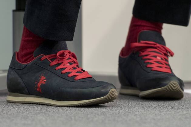 Schuhe mit Berlinale-Logo an den Füssen von Berlinale-Direktor Dieter Kosslick während der Programmpressekonferenz anlässlich des bevorstehenden Internationalen Filmfestivals in Berlin Pressekonferenz zur Berlinale 2017 in Berlin