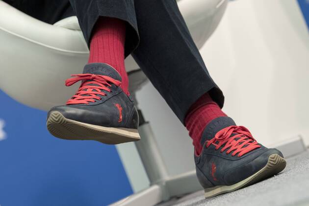 Bilder des Tages Schuhe mit Berlinale-Logo an den Füssen von Berlinale-Direktor Dieter Kosslick während der Programmpressekonferenz anlässlich des bevorstehenden Internationalen Filmfestivals in Berlin Pressekonferenz zur Berlinale 2017 in Berlin