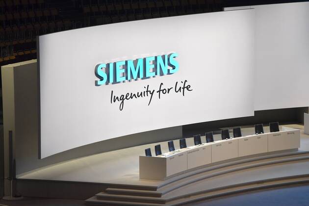 Unternehmen: Siemens Randmotiv,Feature,leeres Podium,Buehen,leere Stuehle der Aufsichtsratsmitglieder, Pressekonferenz vor der Siemens Hauptversammlung 2017 am 01.02.2017 in der Olympiahalle in Muenchen.