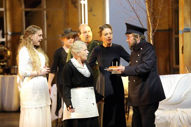 Karla Sengteller (als Irina), Antonia Bill (als Mascha), Gudrun Ritter (als Anfissa), Georgios Tsivanoglou (als Wassili Wassiljewitsch Soljony), Laura Tratnik (als Olga) und Martin Seifert (als Ferapont), vlnr, bei der Fotoprobe zu Drei Schwestern im Berliner Ensemble. Premiere am 17. Dezember 2015. Drei Schwestern von Anton Tschechow. Inszenierung Leander Haußmann. Bühne Lothar Holler. Kostüme Janina Brinkmann. Berliner Ensemble Drei Schwestern Ð¢ÑÄÐ¸ Ñ?ÐµÑ?Ñ‚ÑÄÑ‹
