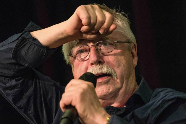 Der Liedermacher Wolf Biermann stellte am Dienstagabend (07.02.2017) in der Juedischen Gemeinde in Frankfurt am Main seine Autobiografie Warte nicht auf bessre Zeiten! vor (Foto vom 07.02.2017). Als junger Kommunist hat sich Wolf Biermann 1953 kurz nach seiner Uebersiedlung von Hamburg in die DDR fuer eine Mitschuelerin eingesetzt. Sie war Mitglied der evangelischen Jungen Gemeinde und sollte zum Austritt gezwungen werden. So schildert es der heute 80-jaehrige Liedermacher und Dichter in seiner Autobiografie. Im Gespraech mit dem Evangelischen Pressedienst (epd) aeussert sich Biermann auch zu religioesen Fragen. (Siehe epd-Gespraech vom 08.02.2017) Wolf Biermann Copyright: epd-bild HeikexLyding EDITORIAL USE ONLY