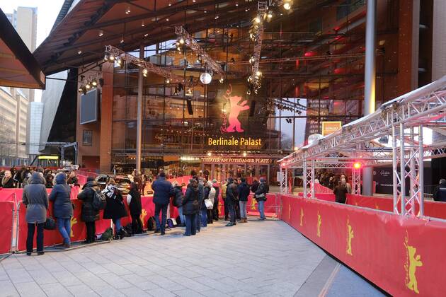 Filmfans warten anlässlich der Eröffnung der 67. Berlinale vor dem Berlinale-Palast am Potsdamer Platz in Berlin 67. Internationale Filmfestspiele Berlin