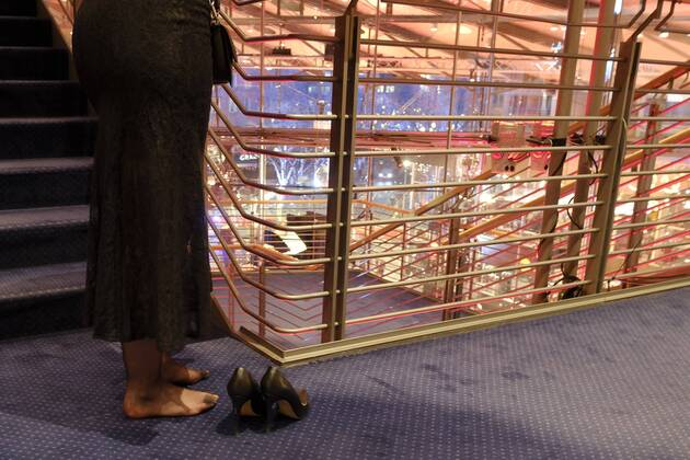 Um die Füße zu schonen wartet eine Mitarbeiterin der Berlinale vorerst barfuss, bevor die Gäste zur Eröffnung der 67. Berlinale im Berlinale-Palast am Potsdamer Platz eintreffen 67. Internationale Filmfestspiele Berlin