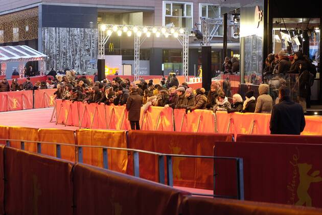 Filmfans warten anlässlich der Eröffnung der 67. Berlinale vor dem Berlinale-Palast am Potsdamer Platz in Berlin 67. Internationale Filmfestspiele Berlin
